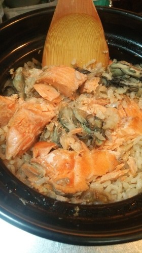 土鍋でおいしいよ♪鮭&牡蠣の炊きこみ飯