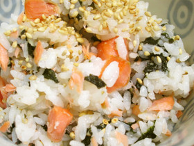 塩鮭と味付け海苔の簡単混ぜご飯。