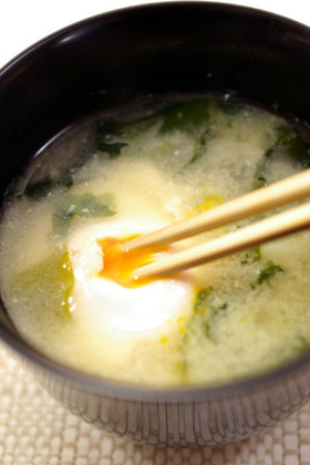 ほっこり 卵とジャガイモとワカメの味噌汁 料理作り 自宅で作れる料理