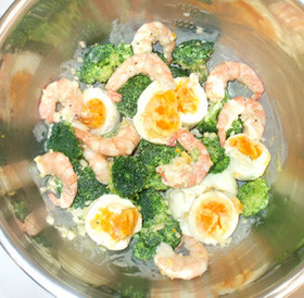 海老と卵とブロッコリーの簡単サラダ