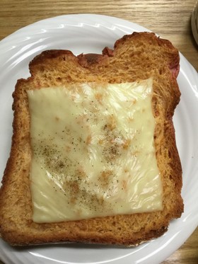ビーツ入り食パンのチーズトースト