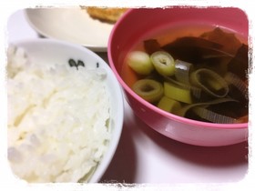 生姜でぽかぽか☆減塩ネギわかめスープ