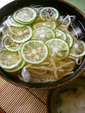 さっぱり爽やか！すだちの冷やしうどん