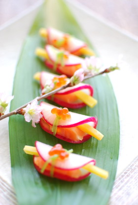 華やかおつまみ♪簡単大根と鮭の花びら餅風