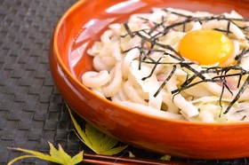 うどんカルボナーラ　卵黄の醤油漬け乗せ　