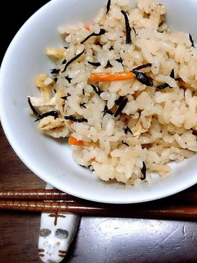 炊飯器におまかせ。簡単ひじきご飯