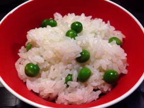 彩り重視のグリンピースご飯