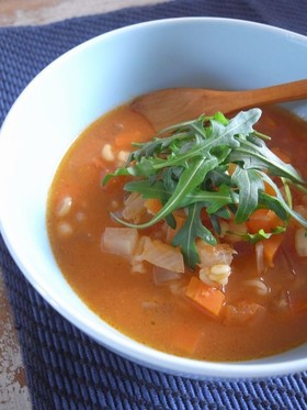 押し麦と野菜の味噌トマトスープ