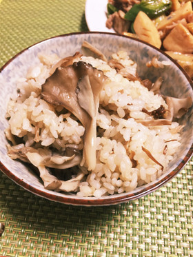 炊飯器で簡単☆舞茸たっぷり炊き込みごはん