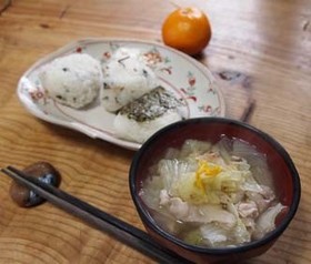 味噌汁：白菜と豚肉の煮浸し風