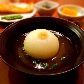 おしゃれな新玉葱丸ごとスープ煮