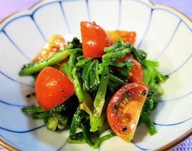 ほうれん草とトマトの黒の胡麻和え