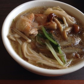 鶏ときのこの味噌汁（蒟蒻とごぼう、水菜）