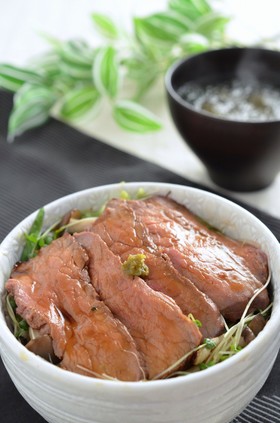 野菜たっぷり食べられる！ローストビーフ丼