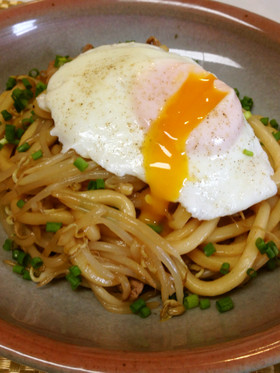 もやし1人1袋ペロリ★焼きうどん・卵のせ