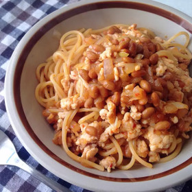 食欲そそるピリ辛☆鶏そぼろ納豆パスタ