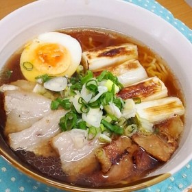 炙り塩豚と焦がしネギの醤油ラーメン