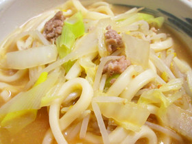 豚挽肉ともやし・白菜の煮込みうどん味噌味