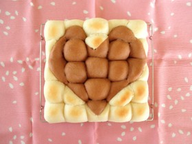 バレンタインに♡黒白ハートのちぎりパン