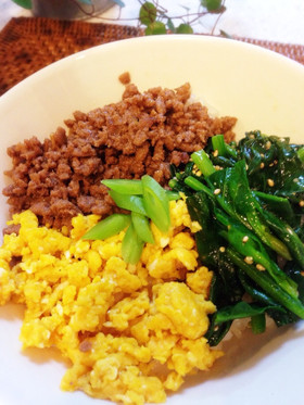 しっとりそぼろのお手軽♪三色丼