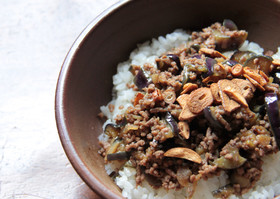 男の茄子とひき肉炒め丼