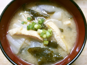 簡単朝食 白菜とワカメ 油揚げのお味噌汁