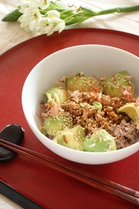 アボカドツナ納豆丼