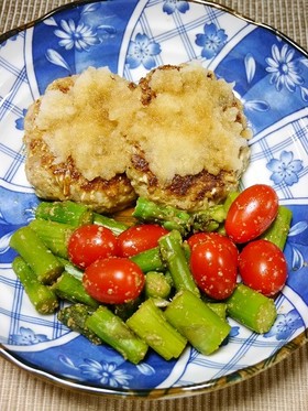 ヘルシー！アスパラトマトの胡麻醬油和え