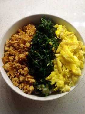 簡単！鶏そぼろ 三色丼