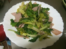 セロリの葉とハムの炒め物