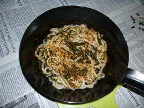 鉄パンでシンプルにあかもくの焼きうどん