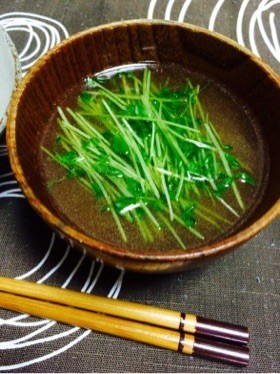 豆苗だけで♪シャキッとお味噌汁