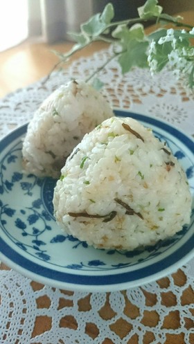 朝食に☆塩こんぶ味噌マヨおかかおにぎり★