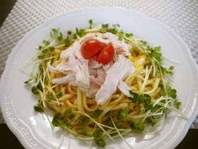 鶏胸肉で♪人参ドレッシングのサラダうどん