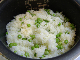 色と香り勝ち！のえんどう豆ご飯