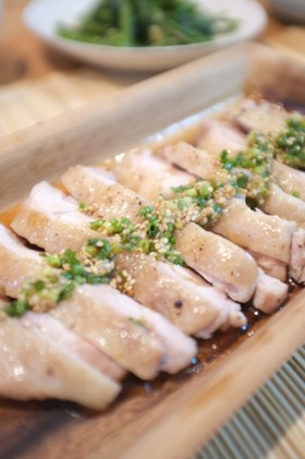 レンジで簡単！蒸し鶏のレモンねぎ醤油かけ