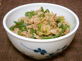 ピーマンとレタスの鶏そぼろ丼みそポン酢味