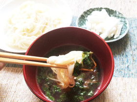 南高梅とシソの温かい汁で冷たいそうめん。