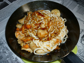 鉄パンで鶏皮と人参の千切りの焼きうどん