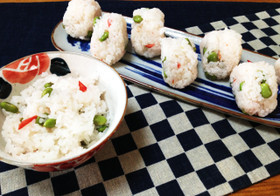 枝豆と塩トマトのおにぎり。混ぜご飯でも。