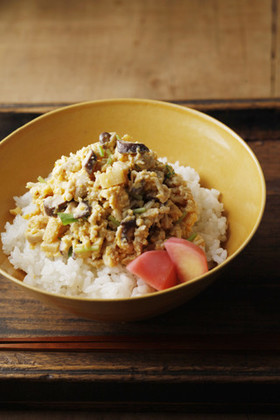 きのこ入り鶏そぼろ丼