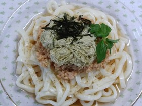 ぱぱっとダシ汁でとろろ昆布と納豆おうどん