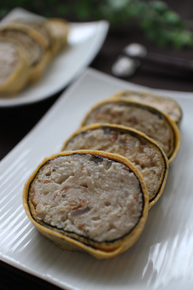 梅で味付け♬鶏ひき肉ののりたま巻き