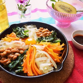 スキレットで香ばしい納豆と野菜のビビンバ