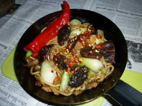 鉄パンで椎茸たっぷりの焼きうどん