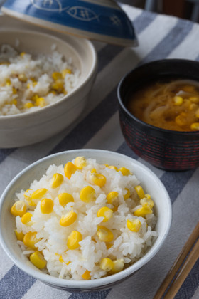 芯で取っただしで、とうもろこしご飯!