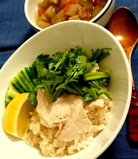 サラダチキンでカオマンガイ風炊き込みご飯