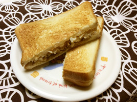 タルタルソースと焼きそばのホットサンド