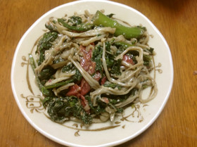 エノキダケと春菊の胡麻味噌梅肉和え