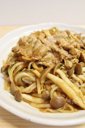 豚肉＋醤油麹deもやしとシメジの炒め物